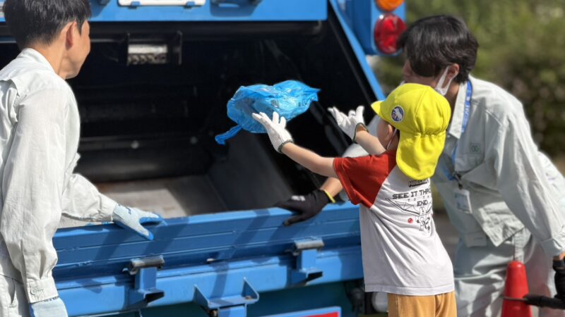 迫力満点！ゴミ投入体験